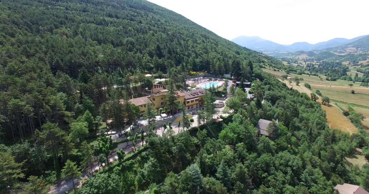 Hotel Pineta Ristorante Country House In Fabriano Campodonico  Bagian luar foto
