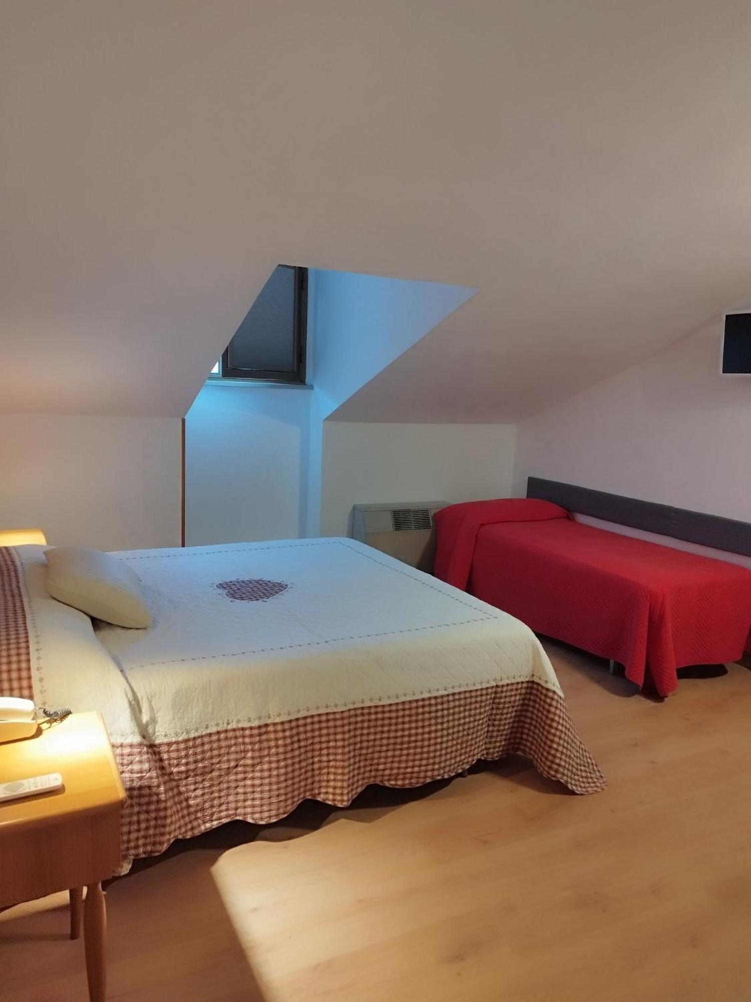 Hotel Pineta Ristorante Country House In Fabriano Campodonico  Bagian luar foto