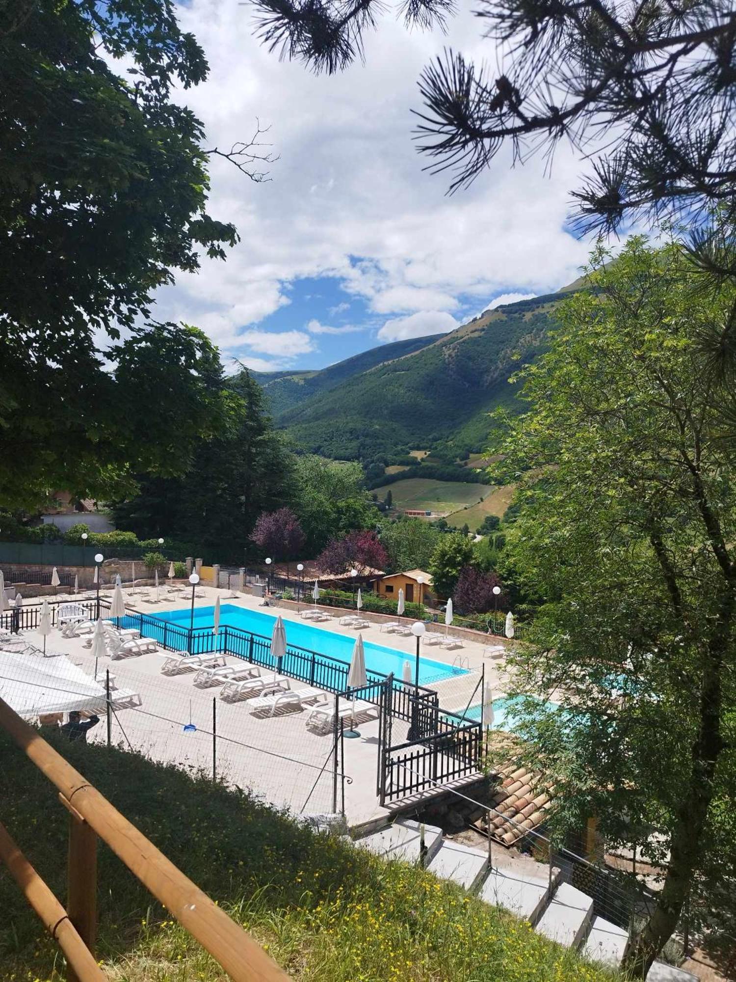 Hotel Pineta Ristorante Country House In Fabriano Campodonico  Bagian luar foto