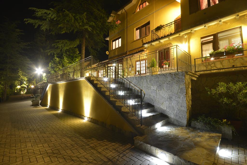 Hotel Pineta Ristorante Country House In Fabriano Campodonico  Bagian luar foto