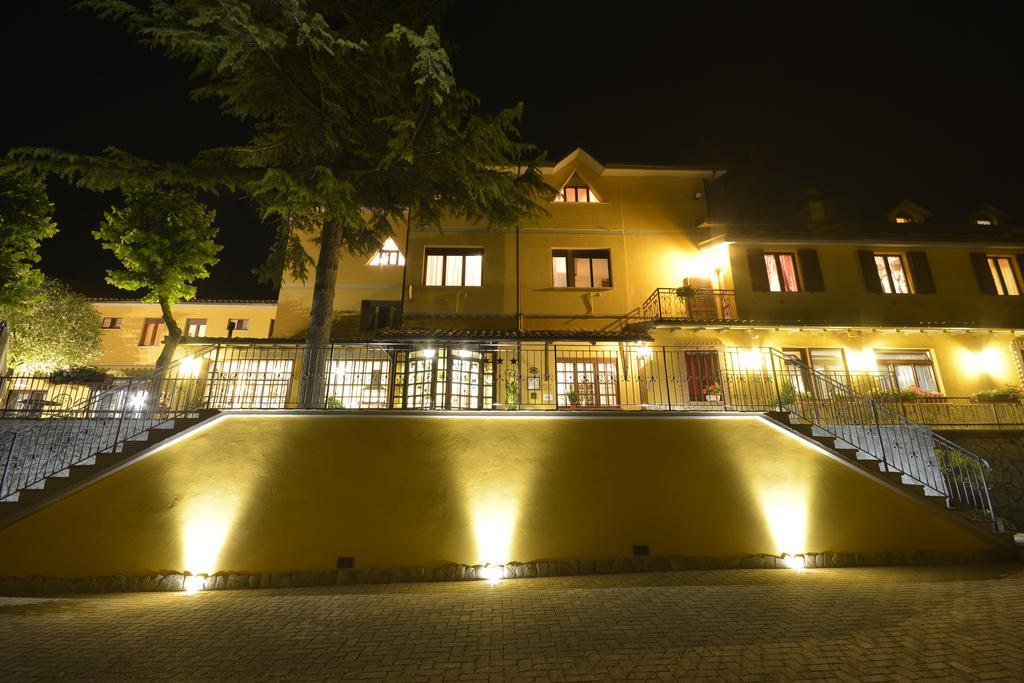 Hotel Pineta Ristorante Country House In Fabriano Campodonico  Bagian luar foto