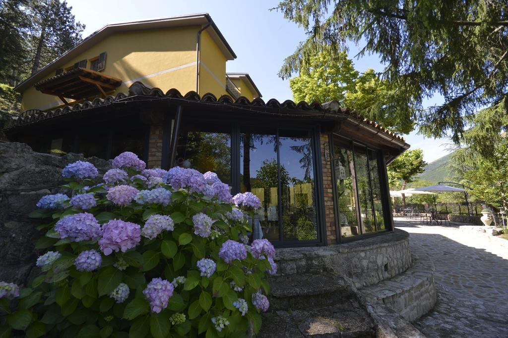 Hotel Pineta Ristorante Country House In Fabriano Campodonico  Bagian luar foto