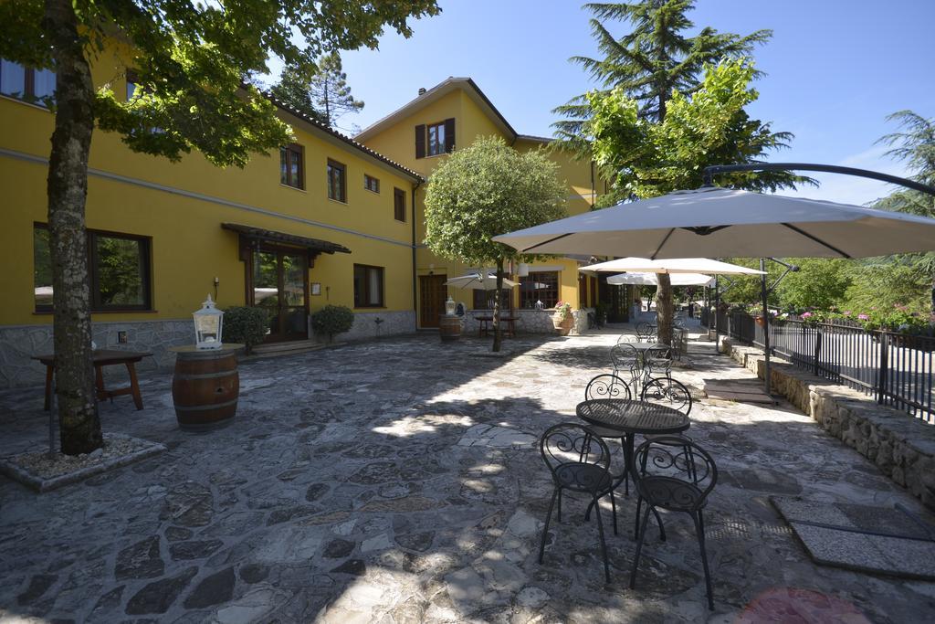 Hotel Pineta Ristorante Country House In Fabriano Campodonico  Bagian luar foto