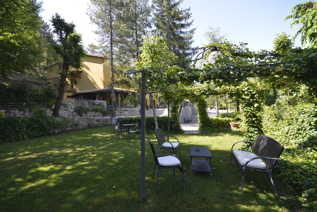 Hotel Pineta Ristorante Country House In Fabriano Campodonico  Bagian luar foto